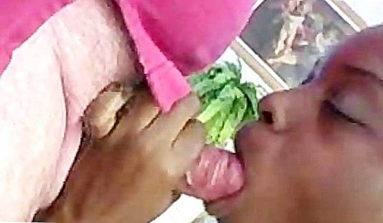 Трахнул брюнетку в розовых шортиках на белом кожанном диване, порно видео