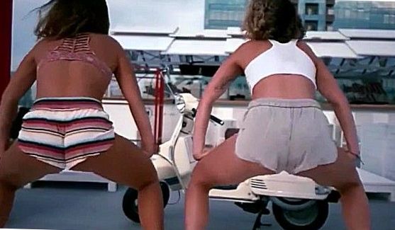 Молодые 18+: трясет голыми сиськами видео, порно видео