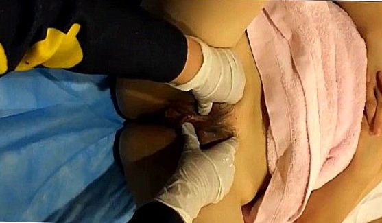 Паренек трахает сучку в чулочках, активно раздвигая ее киску своим толстым пенисом, порно видео
