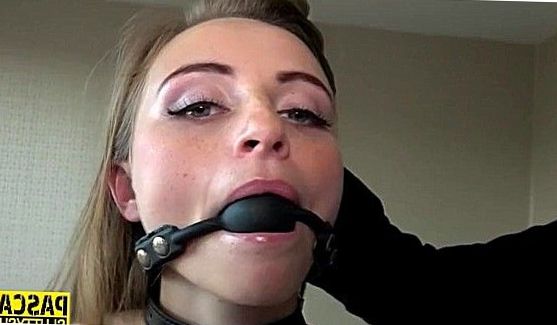 Телочка писает, пока ее снимает скрытая камера, порно видео