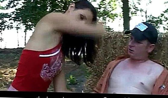 Молодая сучка с аппетитной фигурой дала себя трахнуть в нескольких позах и кончить на животик, порно видео