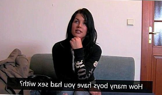 Мужик трахнул красотку, на зеленом ковре, порно видео