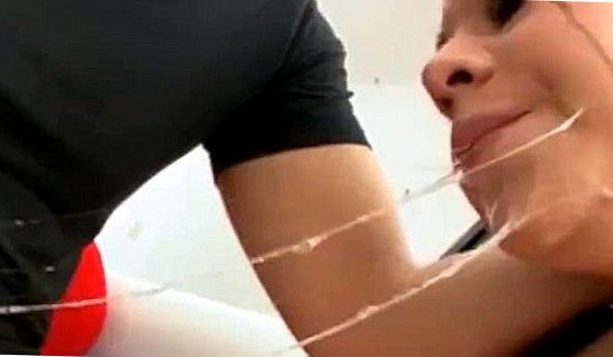 Эти лесбияночки любят хорошо веселиться, поэтому после неоновой вечеринки они продолжают веселиться дома друг с другом, порно видео