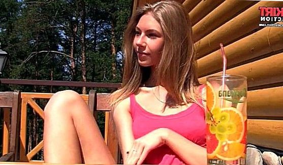 HD Порно: Грязная блондинка-стримерша получает в киску член, не отрывая свой взор от видеоигр, порно видео