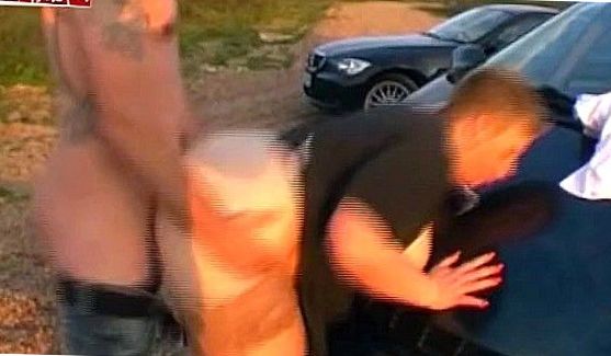 Приятель помог кончить дырочкам сучки жестко их оттягивая, порно видео